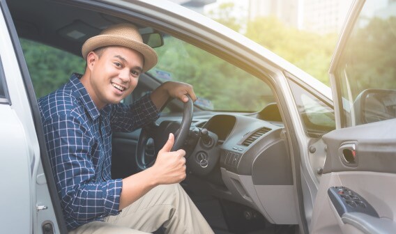 Pelanggan yang senang dan puas di kursi depan mobil