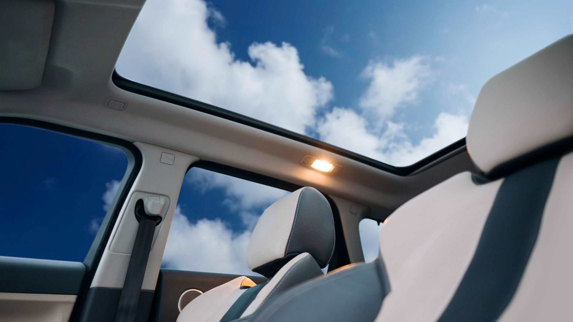 Cari mobil atap terbuka? Sunroof atau Moonroof, Cek Dulu Perbedaannya