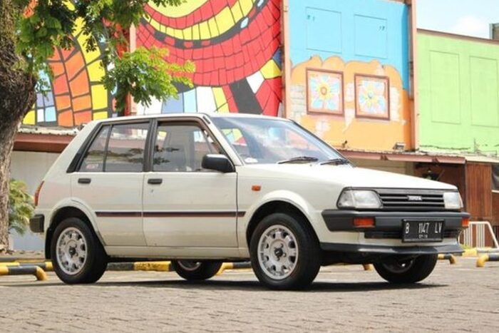 toyota-startlet-mobil-retro