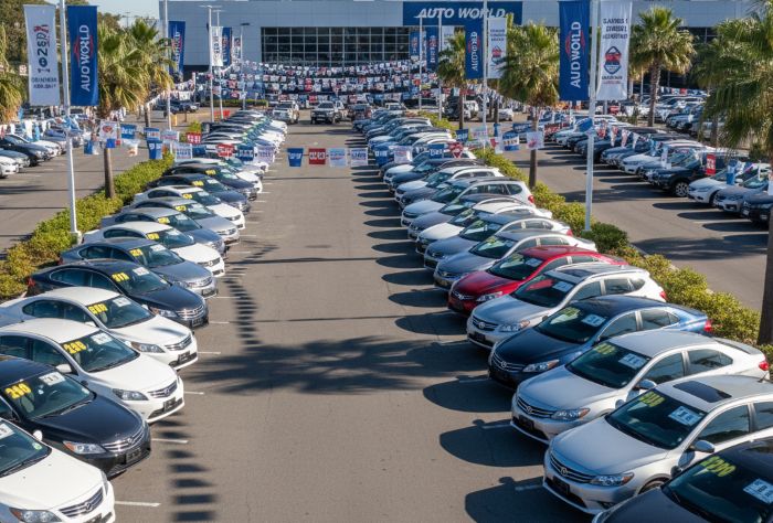 outdoor showroom mobil bekas